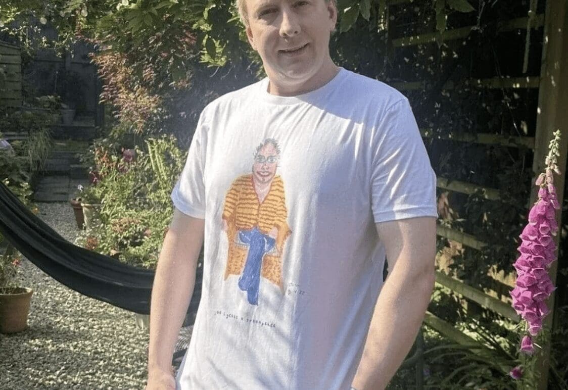 Comedian Joe Lycett wearing a Teemill t-shirt featuring his artwork of Harry Styles.